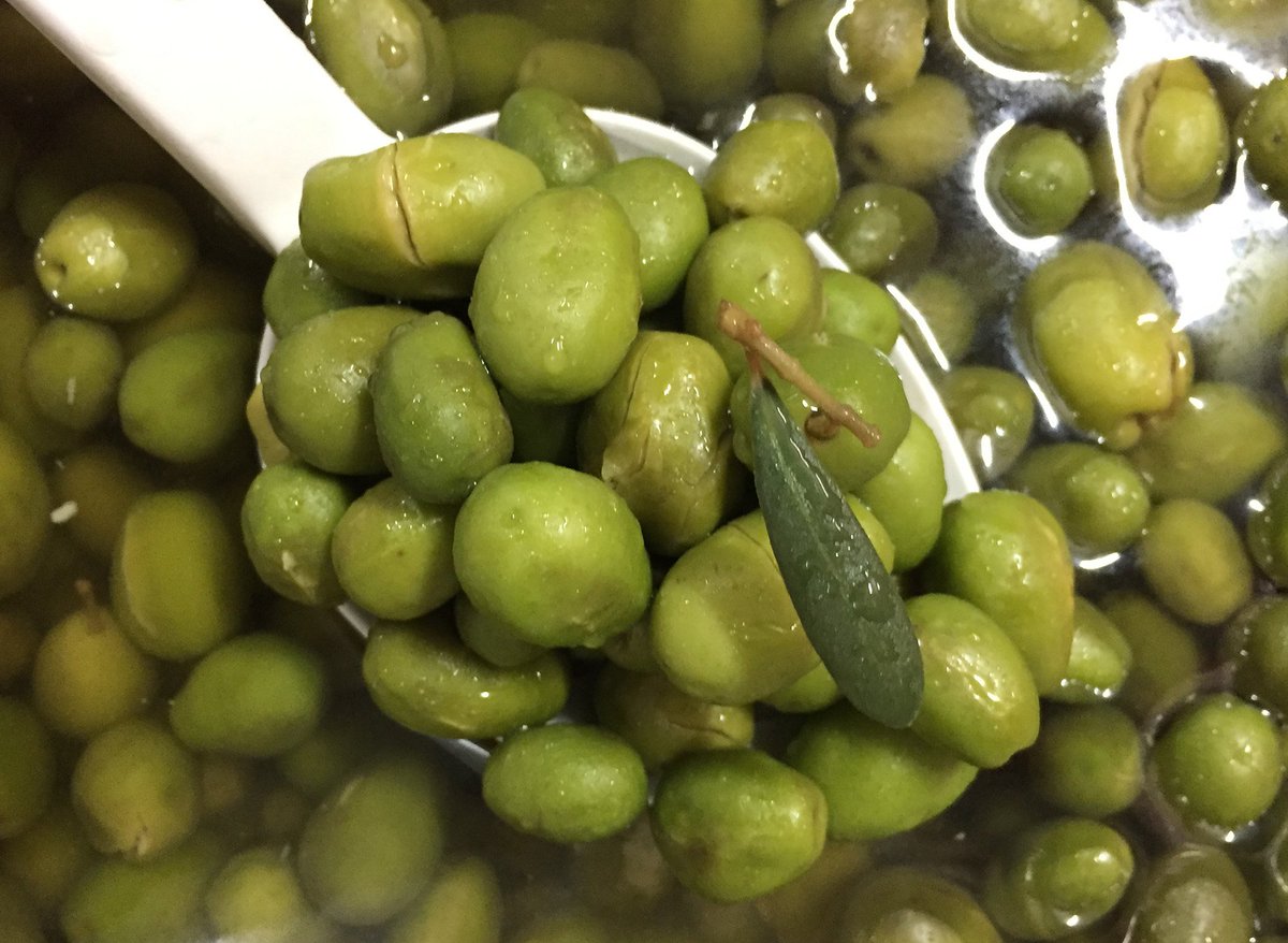 2ASCAROL's tweet photo. L'olive de BAUX vient d'arriver, AOP s'il vous plaît. Ainsi que la magnifique Olive LUCQUES AOP au #MinNantes chez #2ASCAROL https://t.co/7U9ho7yLDd