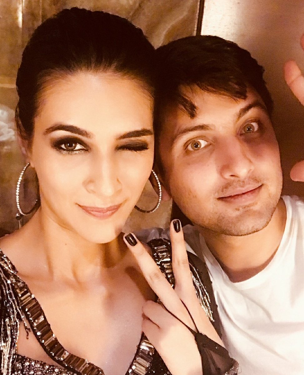 KritiAdmirers's tweet image. #PostPerformance