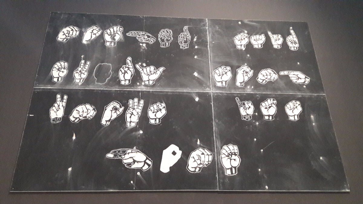 CINEDEAF's tweet photo. Dal 17 al 19/11 venite a vedere al @Museo_MAXXI l'opera "Every Song"di #KemangWaLehuler che celebra la #LinguadeiSegni. Indovinate la frase? https://t.co/sohLugI5DN