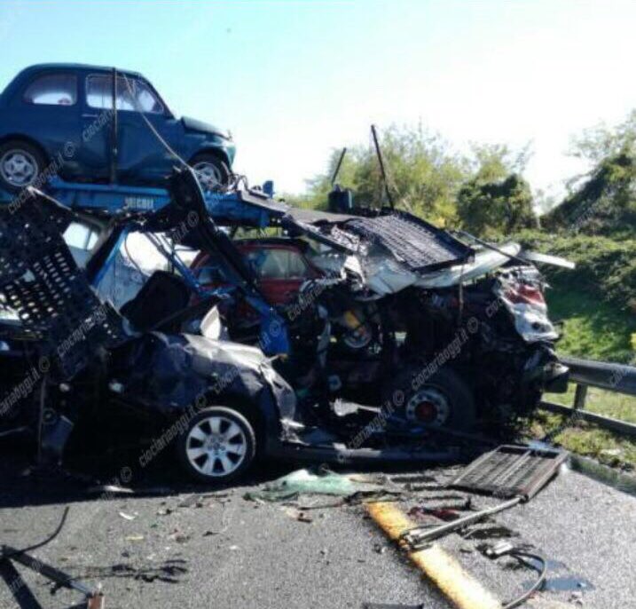 Constanzarn's tweet photo. #AccidenteVial #Italia #ViaA1 Rumbo a Nápoles; Gran despliegue d las Fuerzas p rescatar y poder liberar el transito100%Eficiencia y Eficacia https://t.co/pzyE2yjGhe