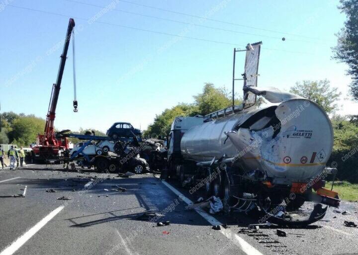 Constanzarn's tweet photo. #AccidenteVial #Italia #ViaA1 Rumbo a Nápoles; Gran despliegue d las Fuerzas p rescatar y poder liberar el transito100%Eficiencia y Eficacia https://t.co/pzyE2yjGhe