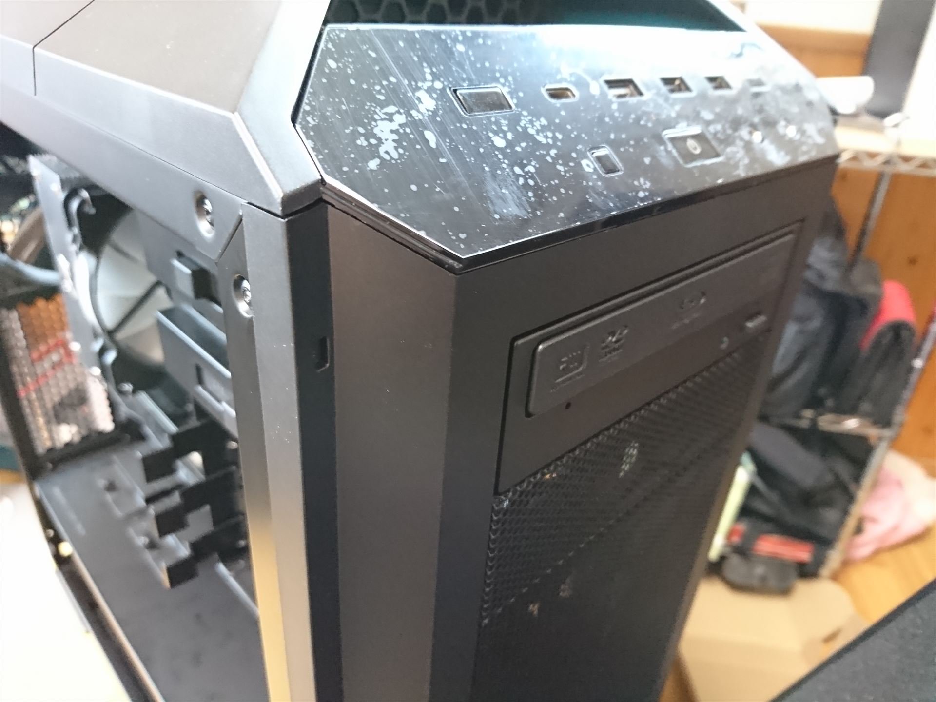 T Bang Twitterissa ちなみに今回初めて起動ドライブをssdにしてみた 静か 速いぜ そして光学ドライブも装着 なんでも最近は 光学ドライブを装着する5インチベイが無いpcケースも増えてきているとか 光学ドライブ無くていいの まさか外付け Pcを作ってみた