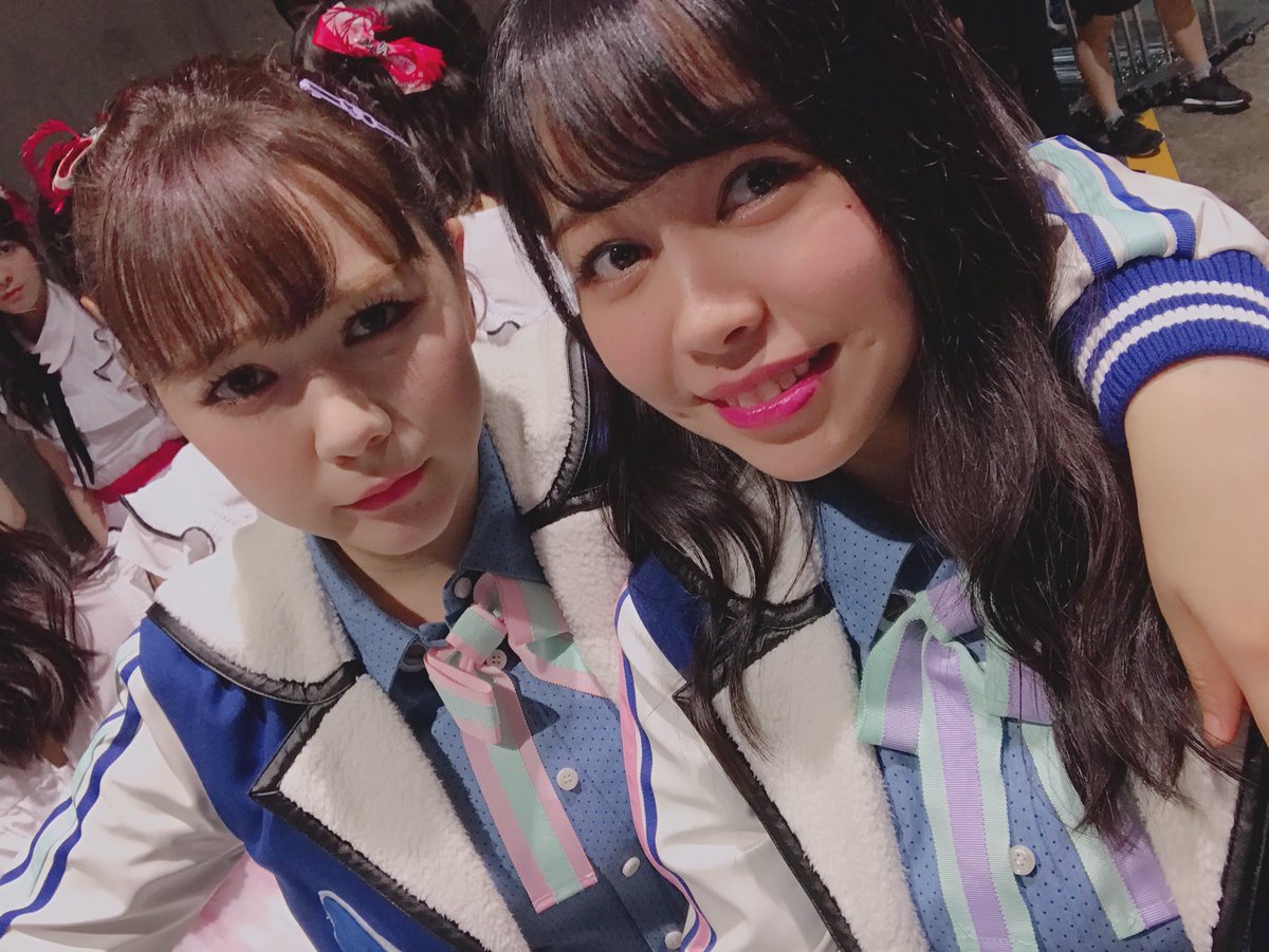 宇井真白 Hkt48入る前から好きな村重さん デビュー前のレッスン時代 振りvで手つなを覚える ってなった時に 村重さんポジを覚えてたなぁ 常に可愛いです 村重杏奈 さん