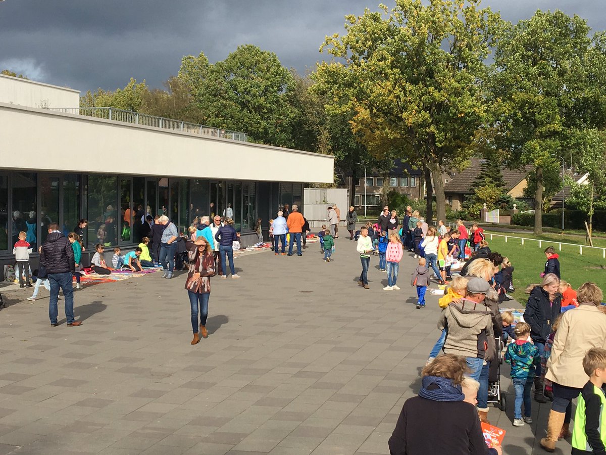 CBSDeBorgh's tweet photo. Boekenmarkt CBS de Borgh druk bezocht. Een levendige ruilhandel; alle boeken voor 50 cent. https://t.co/ddl2rSIflR