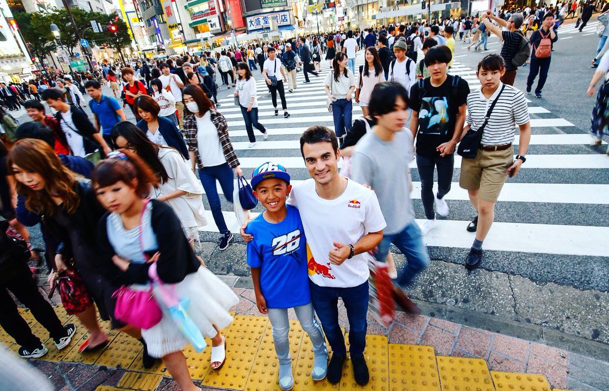 26_DaniPedrosa's tweet image. With my great little fan Kohji Nishizuka in Tokyo! Enjoy this weekend’s races!👏🏻😊 #JapaneseGP @MotoGP