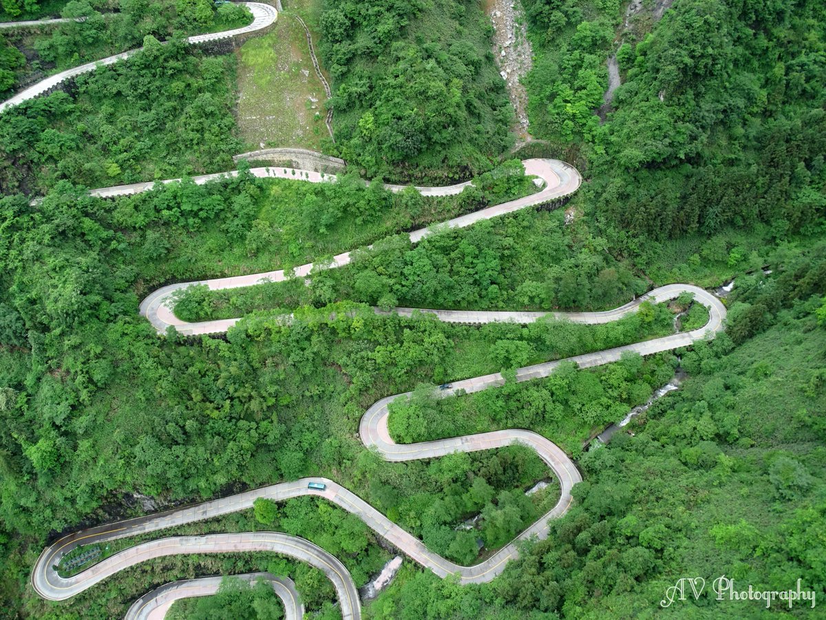ArchieVozz's tweet image. A couple photo's of the Beautiful and Scary 99 Bending Road in Tianmen Mountain - Zhangjiajie,China..Taken from the Cable Car on the way up.
