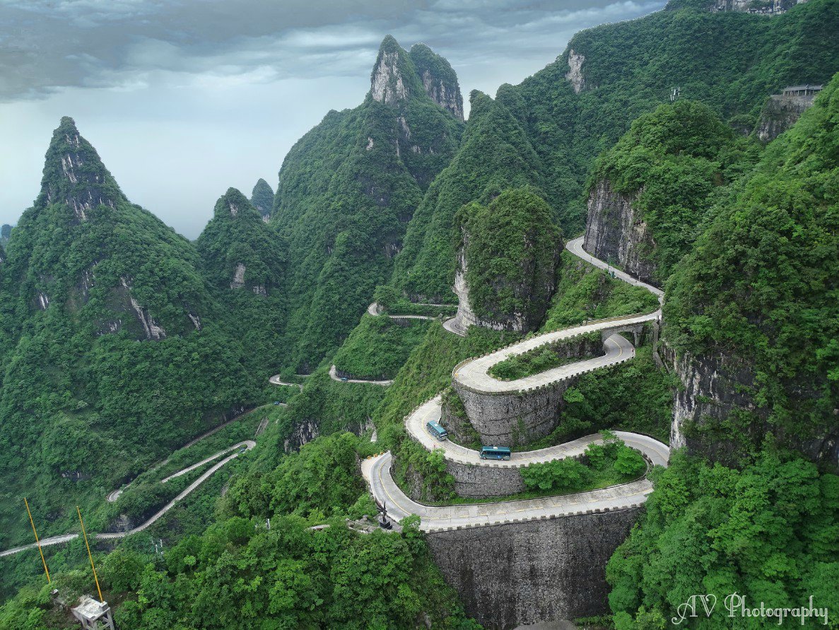 ArchieVozz's tweet image. A couple photo's of the Beautiful and Scary 99 Bending Road in Tianmen Mountain - Zhangjiajie,China..Taken from the Cable Car on the way up.