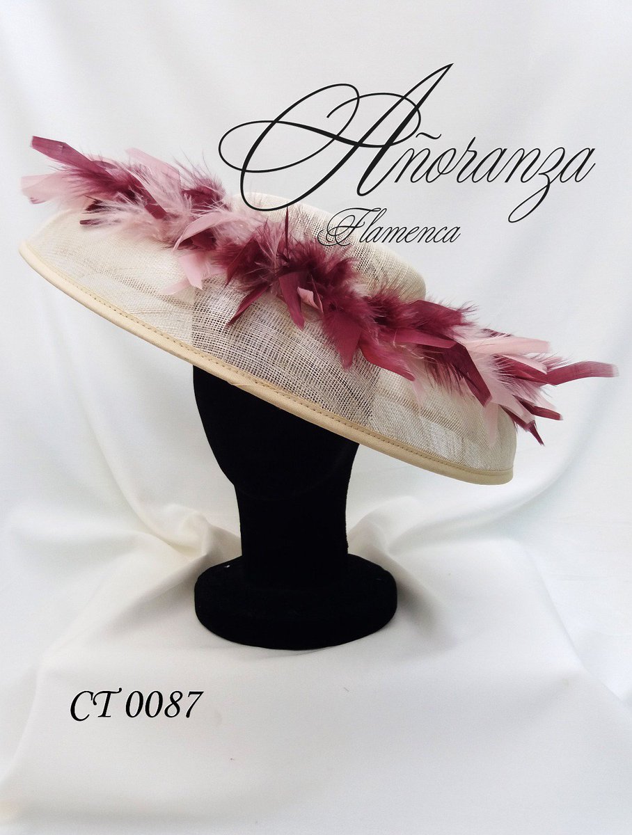 Feliz día de la hispanidad!! Deseabamos enseñaros este tocado de plumas vaporosas y de varias tonalidades que le da un toque 👌😍💗