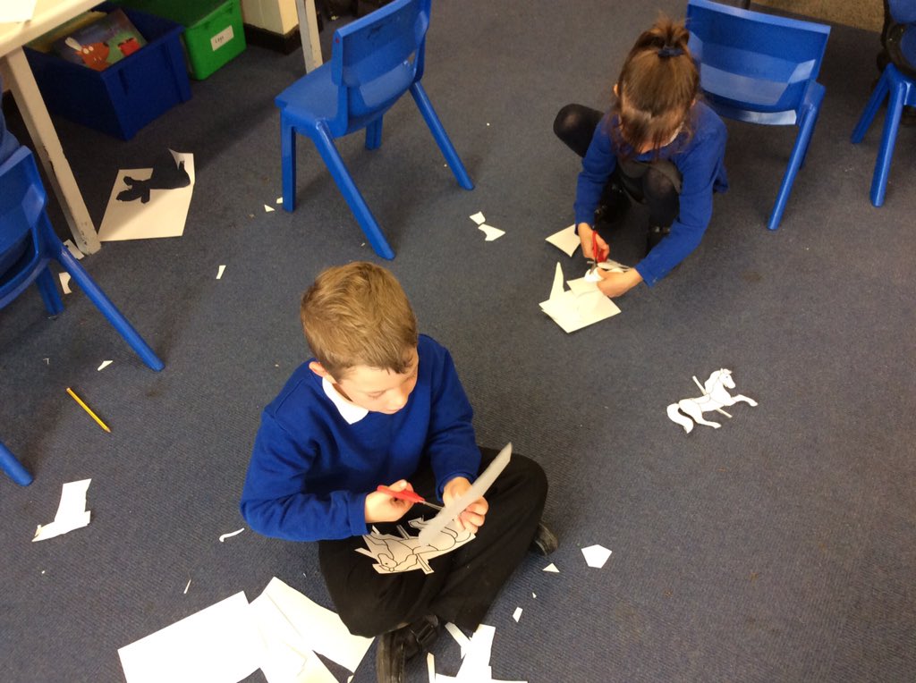 PearTreeClassLW's tweet photo. Super concentrating to make our carousel https://t.co/lmdVnZe3Tu