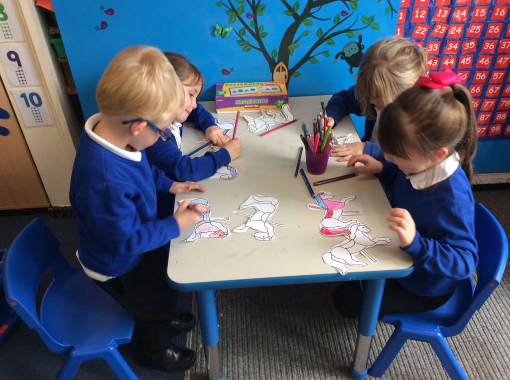 PearTreeClassLW's tweet photo. Super concentrating to make our carousel https://t.co/lmdVnZe3Tu