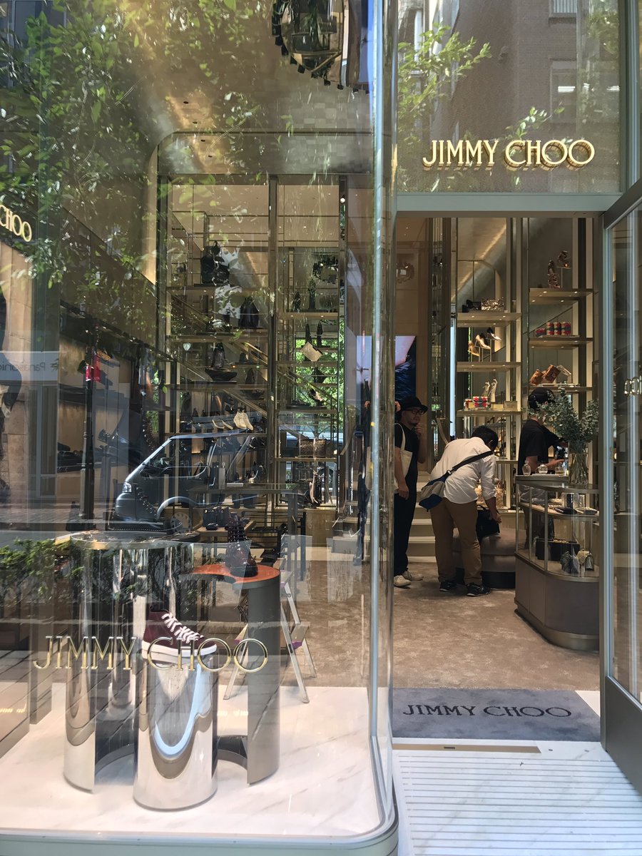 ファッション通信 Twitter પર 東京取材 Jimmy Choo が銀座の旗艦店 をリニューアル ブロンズゴールドと大理石のファサードを始め この上なくゴージャスな内観が大きな特徴 ウィメンズ メンズ共に充実したラインナップはもちろん 銀座店だけのエクスクルーシブ