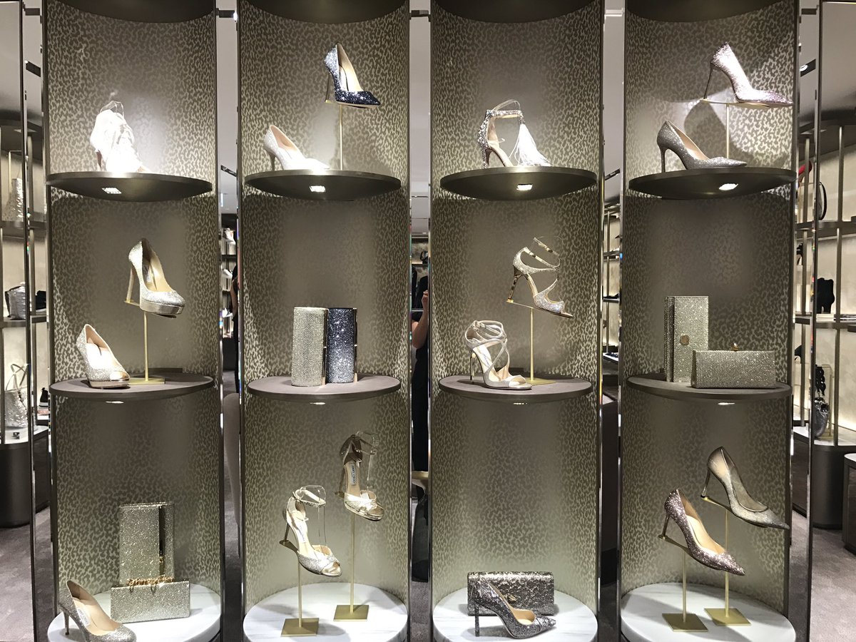 ファッション通信 Twitter પર 東京取材 Jimmy Choo が銀座の旗艦店 をリニューアル ブロンズゴールドと大理石のファサードを始め この上なくゴージャスな内観が大きな特徴 ウィメンズ メンズ共に充実したラインナップはもちろん 銀座店だけのエクスクルーシブ