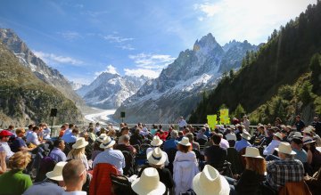 SummitofMinds's tweet photo. #SummitofMinds - The 2017 Get-Together in Chamonix. Opening session...Probably the most impressive staging scenography! https://t.co/HSiLe0q33W