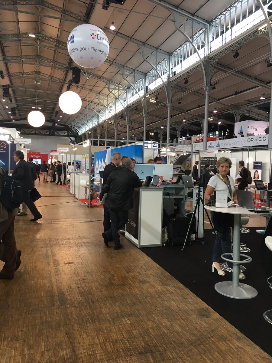 sgiannitrapani's tweet photo. Démonstration d'une visite virtuelle avec @bjudel nous sommes convaincues #RENT17 @Pierrespectiv @PVCImmo https://t.co/HMjTWOkw5E