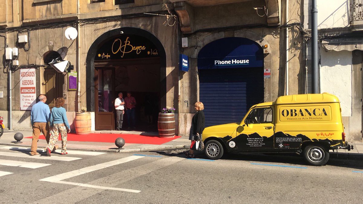 deJMarcos's tweet photo. Podéis pasar a vernos por nuestra tienda de la Calle Uría, en esta Fiesta de la Vendimia. Nuestros amigos de Catering El Paladar tb estarán! https://t.co/IQylBVjh9W
