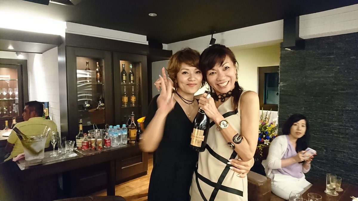 ゴージャス理枝 Y S代表取締役 優子社長に招かれ オープンパーティーに行ってきました 素敵なお店に 美味しいお酒 それにしても優子社長 相変わらずのサバサバ性格 私負けとる Living Bar La Luna 那覇市牧志1 12ー6 2階 是非お立ち寄り
