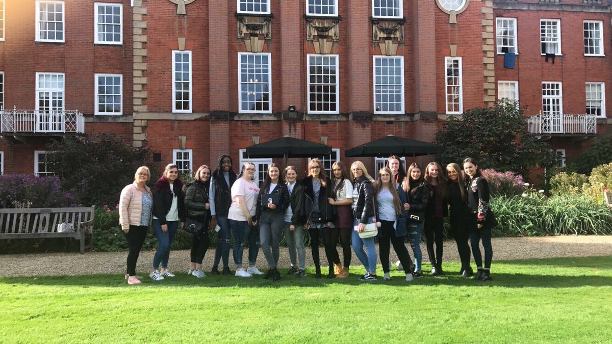 mercyinchicore's tweet photo. We made it to @lmhoxford and are having the most amazing time 👩🎓🎉❤️ #mercymadeittooxford https://t.co/pjTPKcBacA