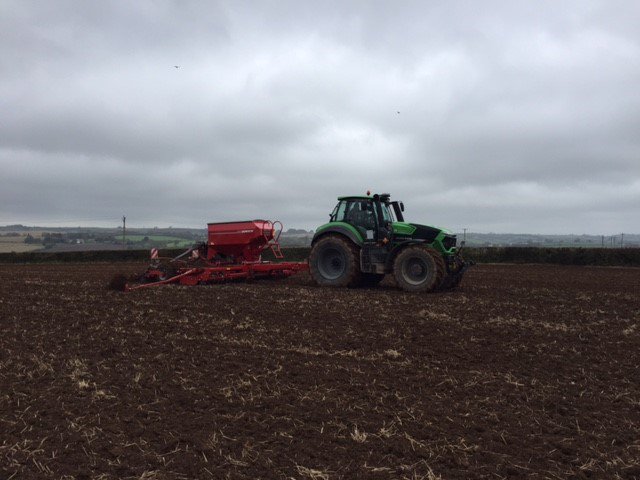 The Deutz Fahr 9340 TTV with the Horsch Pronto 6 DC is looking good! ✨🚜 #Horsch #Deutz #DeutzFahr #DeutzPower #Tractor #Farm365 #ClubHectare