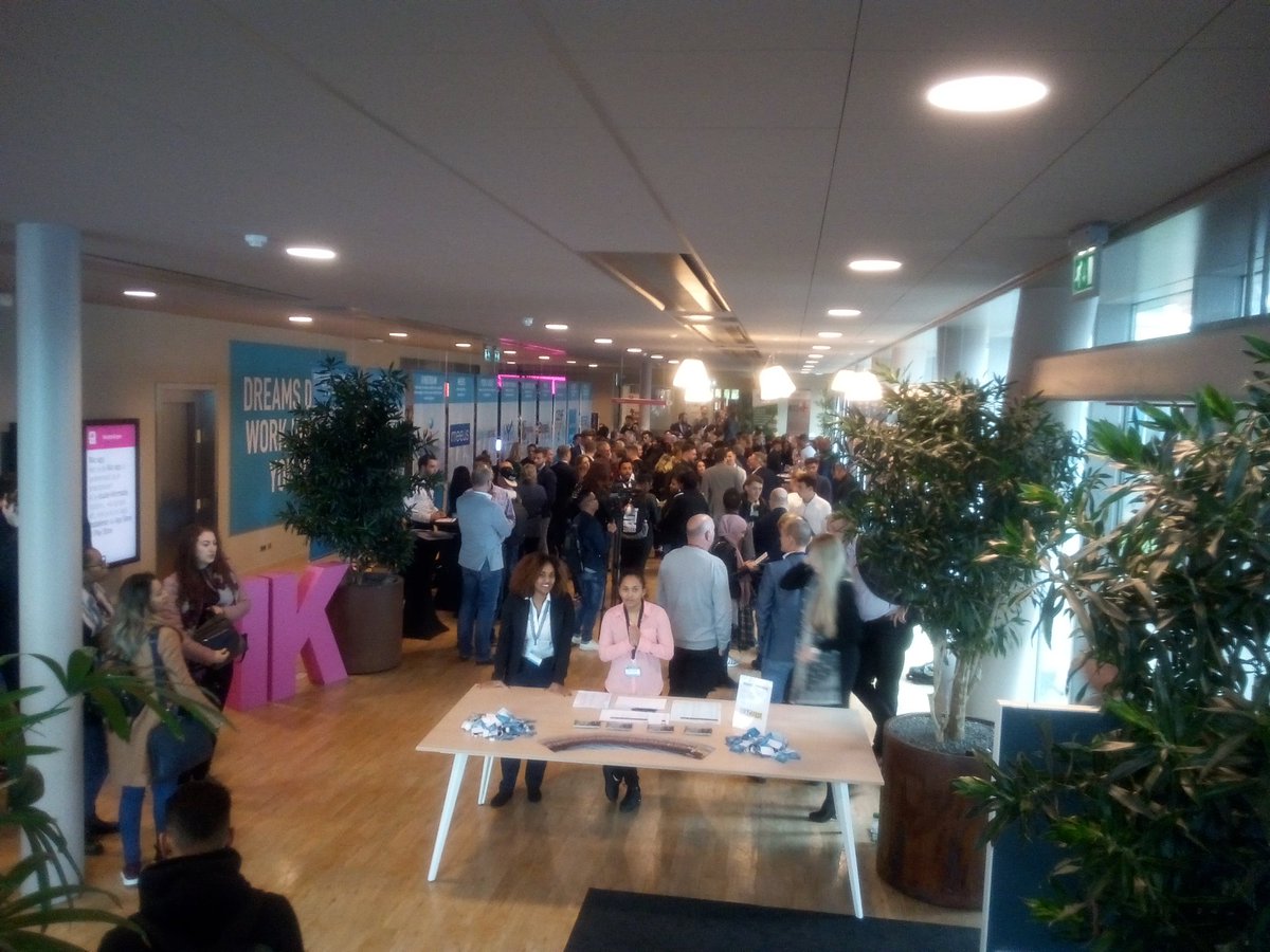 RdamAcademy's tweet photo. Studenten ontmoeten bedrijven tijdens het #racfest #vollebak #werknemersvandetoekomst https://t.co/p7GxNM9AYs