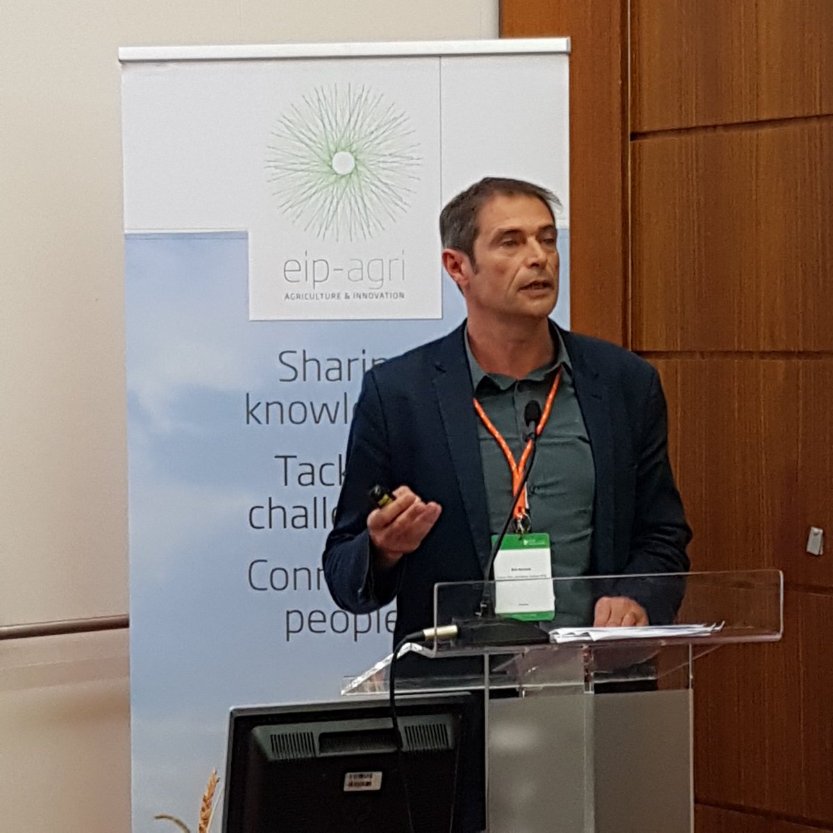 EIPAGRI_SP's tweet photo. Eric Serrano #Winetwork: "Challenge= to encourage every winegrower to share their own knowledge" in #ThematicNetwork #AISLisbon2017 #EIPAgri https://t.co/hDJw2K8KHS