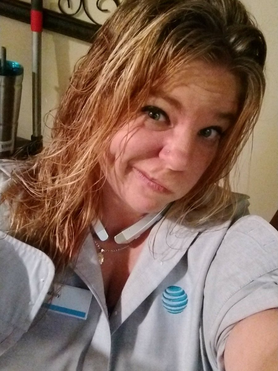 ChelseyM84's tweet photo. 2handed selfies no good #RSCIT74 #PopSocket  #smallhands #sellmeaccessories https://t.co/4cBLNsfJIq
