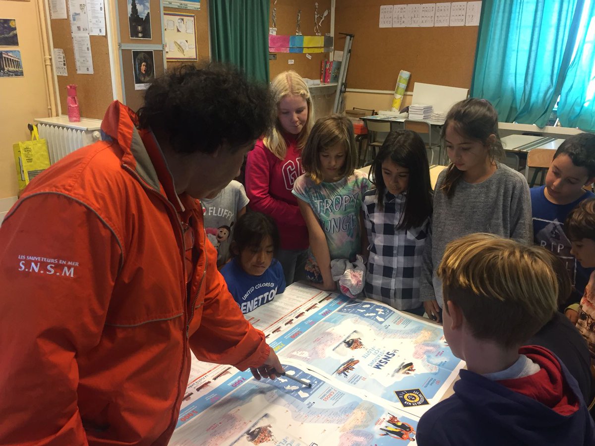 snsm_hendaye's tweet photo. Les Sauveteurs en Mer de la Station SNSM d'Hendaye dans les écoles primaires pour une sensibilisation auprès des enfants https://t.co/zbvFaiLC7a