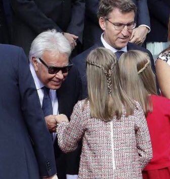 protestona1's tweet photo. PSOE SXXI
Multimillonario besando la mano de una cría que heredará un país por derecho de nacimiento.
#12octFiestaNacional 
Pabernosmatao https://t.co/WicTnhqvoi