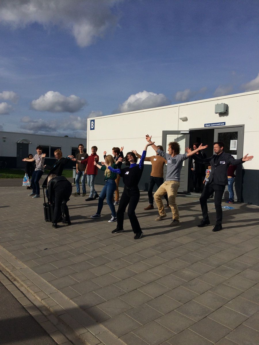 MBOtheater's tweet photo. Een bijzondere &amp; mooie dag! Onze studenten geven een workshop #theater in het AZC Beverwaard #Albeda25jaar #hofpleinrdam #spreadthelove https://t.co/lzCp0iwL1q