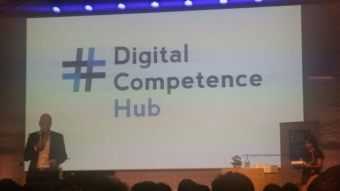 heerdjan_SUU's tweet photo. Trots op lancering Digital Competence Hub tijdens #getconnected . Samen met @inge_schwartz  paar jaar hard aan gewerkt. https://t.co/wNzFgPZNlC