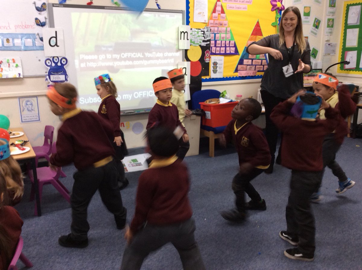 stcharleshullY1's tweet photo. The Tiger came to tea in class 1 this afternoon🐯 https://t.co/tO8EAfYFK7