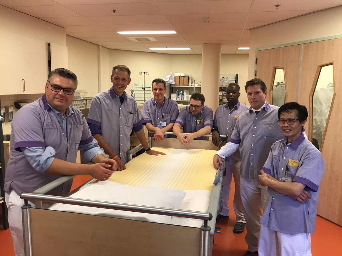 karinkraan's tweet photo. College op bezoek bij beddenteam van Isala. Samen met Wezo collega's een bed schoonmaken. @Gemeente_Zwolle @WezoWaarde #verbindingsdagen https://t.co/hzjTZRJSwj