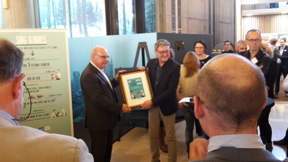 OCMWK's tweet photo. Kortrijk ontvangt prijs van Gent op #vvsgtrefdag als winnaar uitdaging meeste nieuwe eters sociale restaurants #SDGs https://t.co/lnPoHGvued