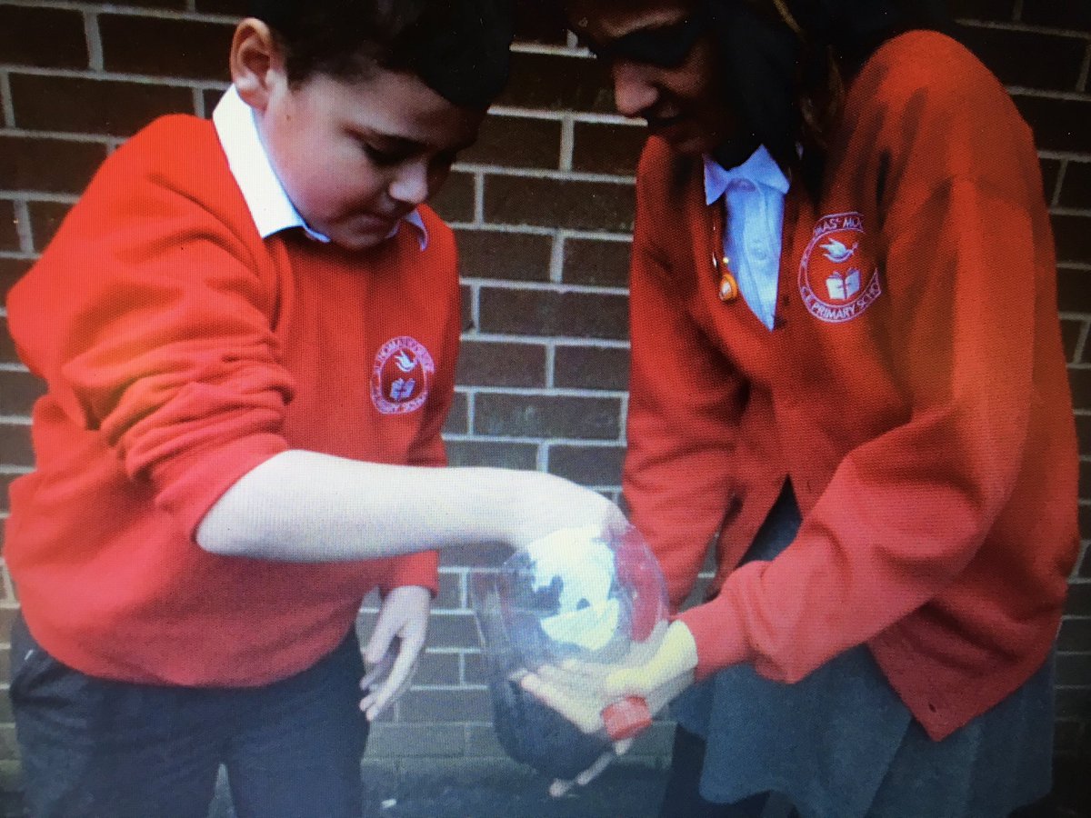 dove_shell_fed's tweet photo. Year 6 braved the weather this afternoon and took their Science lesson about microorganism outside. We made compost bins! #DSF #DSFStTYear6 https://t.co/L1NP2S14Jw