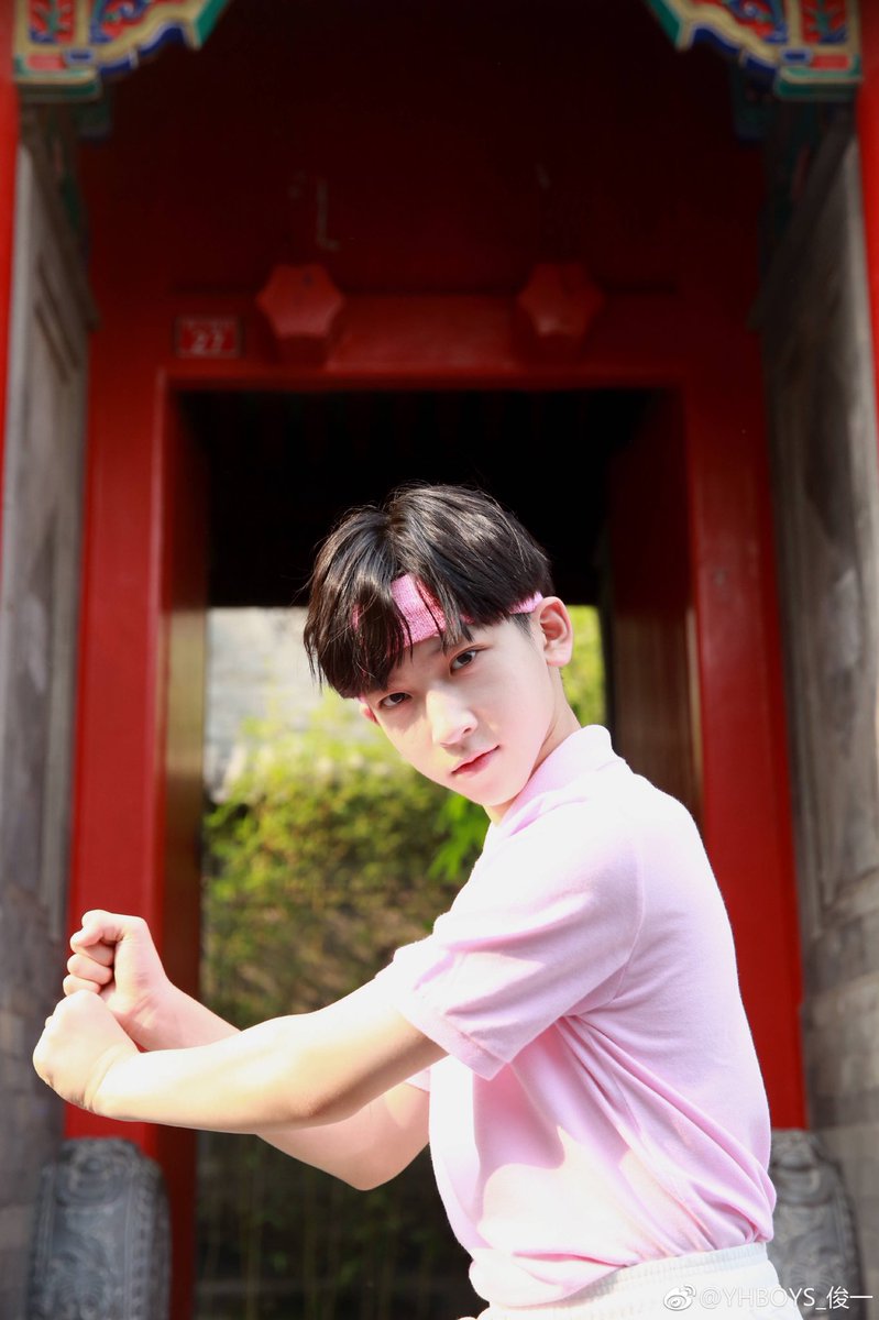 JunyiYHBoys's tweet photo. Hey @MinghaoYHBoys , why are you looking at me?
#YHBOYS https://t.co/o7wuDMERVx
