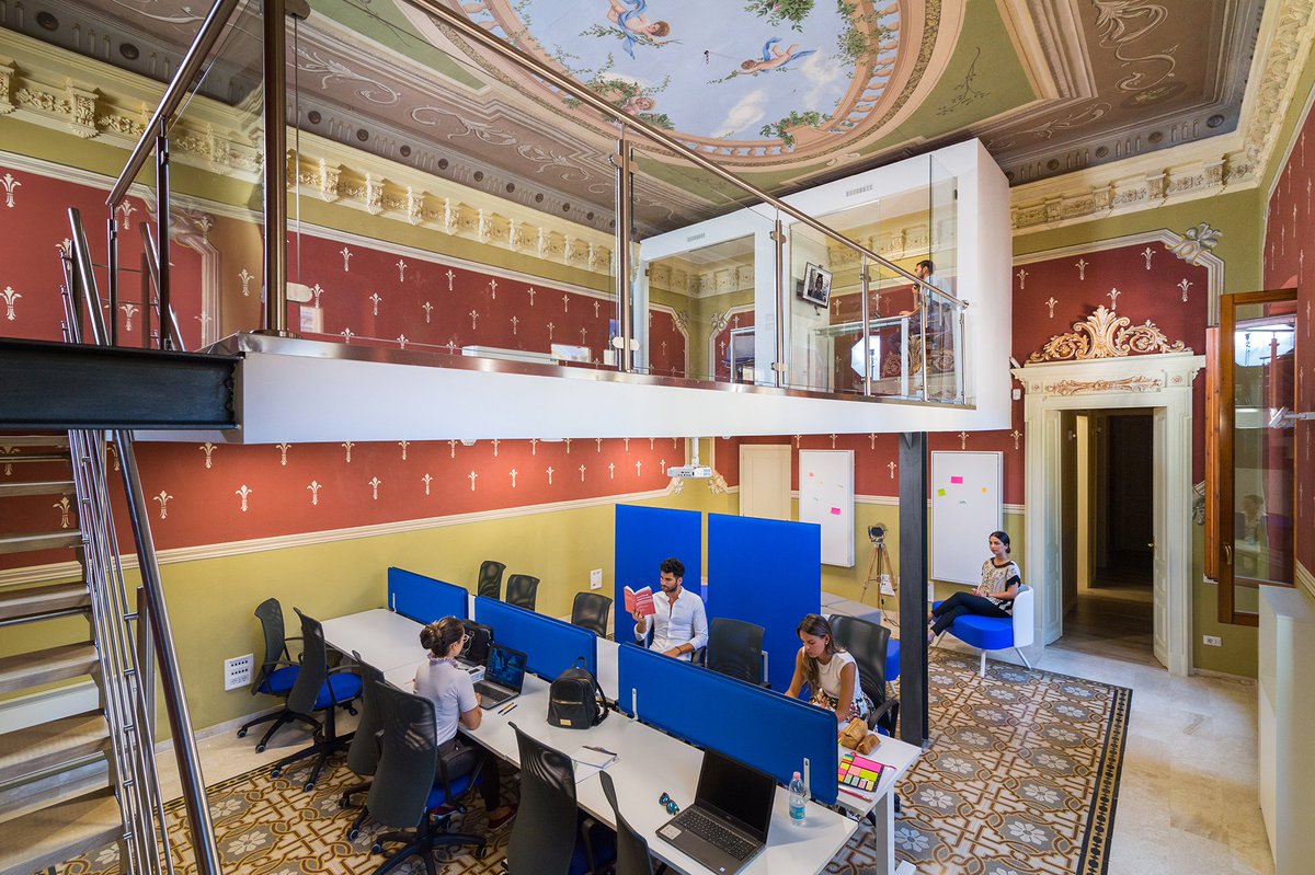 villanovacowork's tweet photo. Sala Gaudì è un #openspace #versatile capace di adattarsi ai diversi #utilizzi: dalle #videoconferenze, ai #brainstorming, all’#hotdesking https://t.co/EnAMVe9uEw