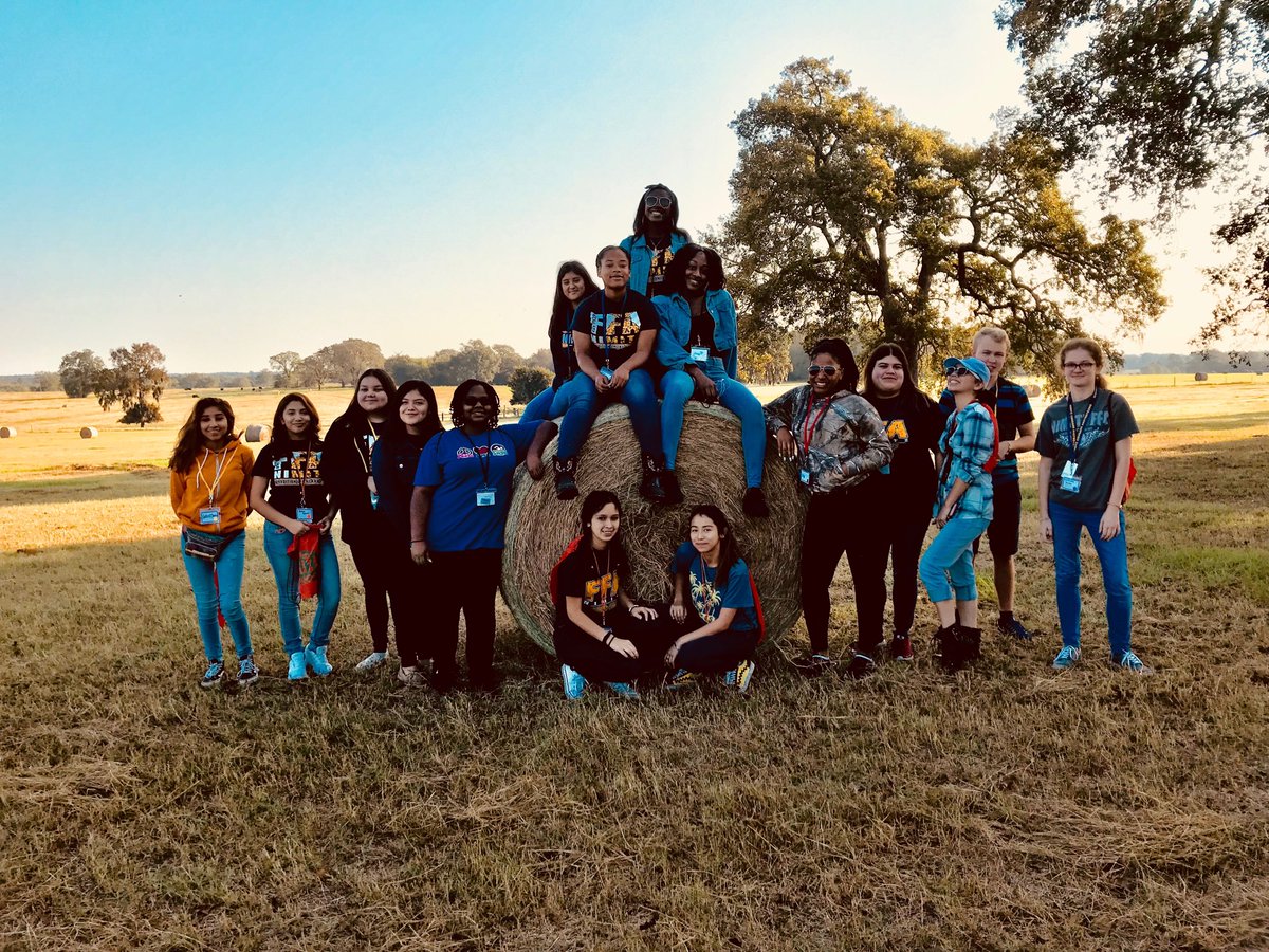 313_MsSippy's tweet photo. Ag Seniors touring a working cattle ranch in Huntsville #100ranchers #EyesWideOpen #NimitzFFA https://t.co/6NQf3ihidX