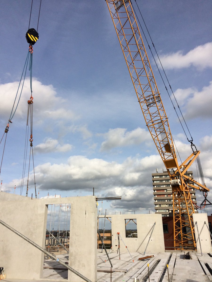 #SlimmerWonenTour Uitvoerder <a href="/OudenallenPvan/">Patrick v Oudenallen</a> geeft rondleiding bij #wonenbovendehoven Delft.