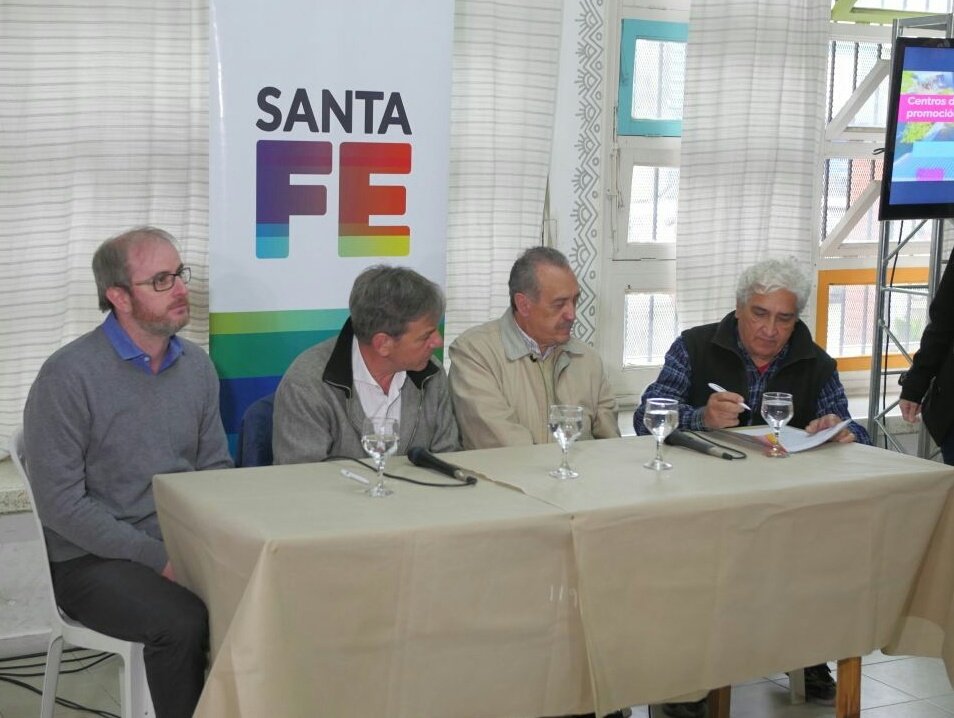 emiliojaton's tweet photo. #ElTrabajoNoEsCosaDeChicos firma del convenio para la creación del primer centro de cuidados infantil en la ciudad #SantaFePuedeMás https://t.co/SIkdsnkhMd
