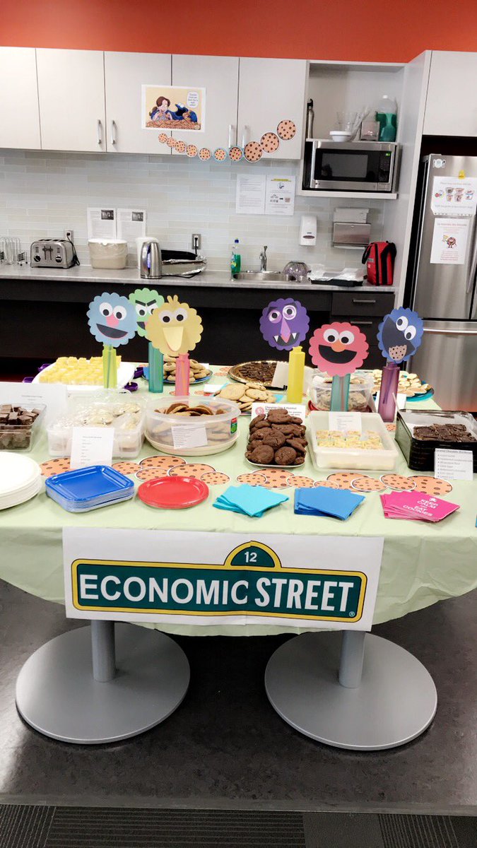 AmandaBernardo's tweet photo. We take our #bake sales seriously ... especially when it’s for a good #cause! #CookieCrawl #igive #EconomicStreet #TBS @PSGives_SPDonne https://t.co/bn1wygpVXC