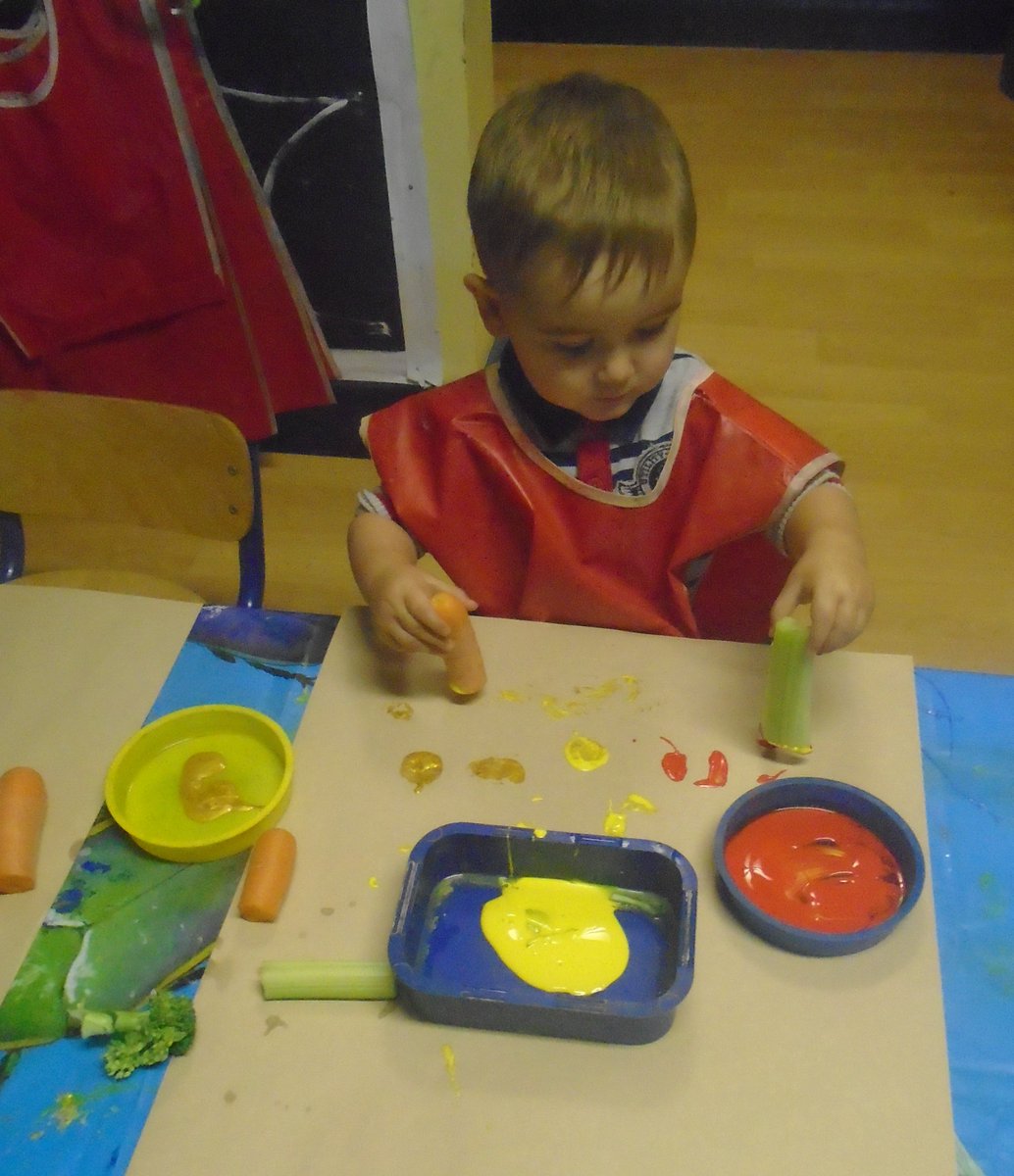 GrangeCaterpil2's tweet image. We bought fresh vegetables from the local shop and used them to mix and Autumnal colours #GPSearlyyears #EYFStheworld 🥦🥕🍂🍁