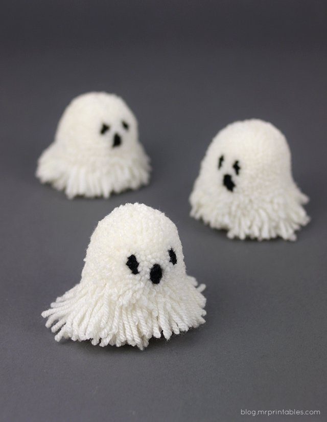 LionBrandYarn's tweet photo. Make it a #Halloween #PompomParty with these adorably spooky poms! 👻 https://t.co/EVjeKASOyO #PomPoms #HalloweenDIY https://t.co/nJgmH0J8fR