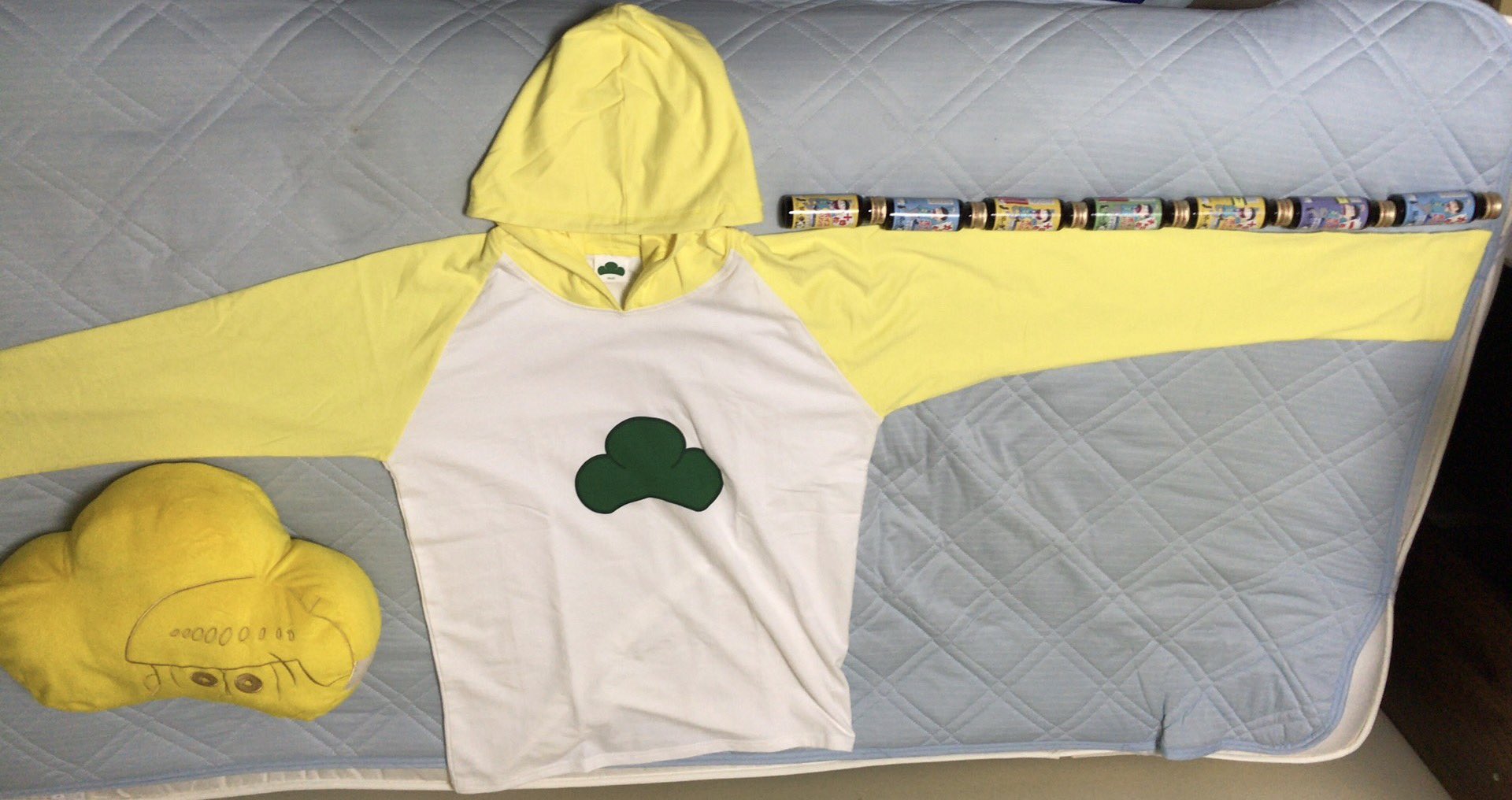 ワーニんぐ 十四松のラグラン松パーカー Lサイズ だけど 生地は今までの松パーカーより薄いけど広いから ちゃんと男性でも着れるね 自分の腕けっこう長いんだけど 十四松のでもちゃんと萌え袖になるな 丈はボイスドリンク7個分ぐらいw おそ松さん 松