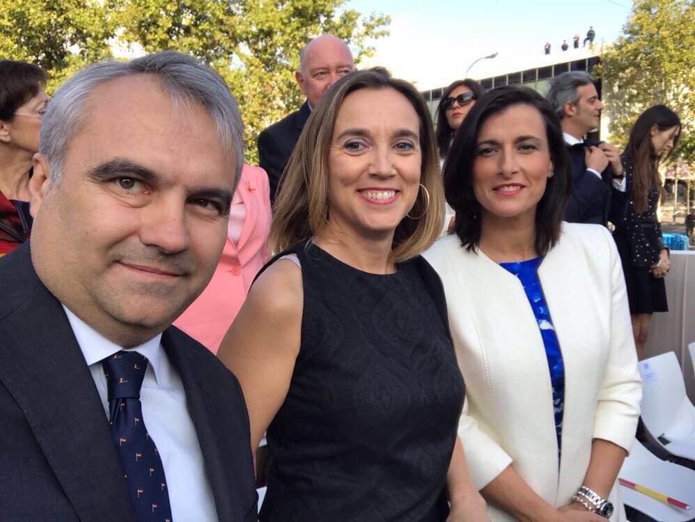 cucagamarra's tweet photo. Un honor representar a los logroñeses en el desfile del 12-O y en el homenaje a la bandera, junto al resto de alcaldes. https://t.co/IiUN9t9MTd