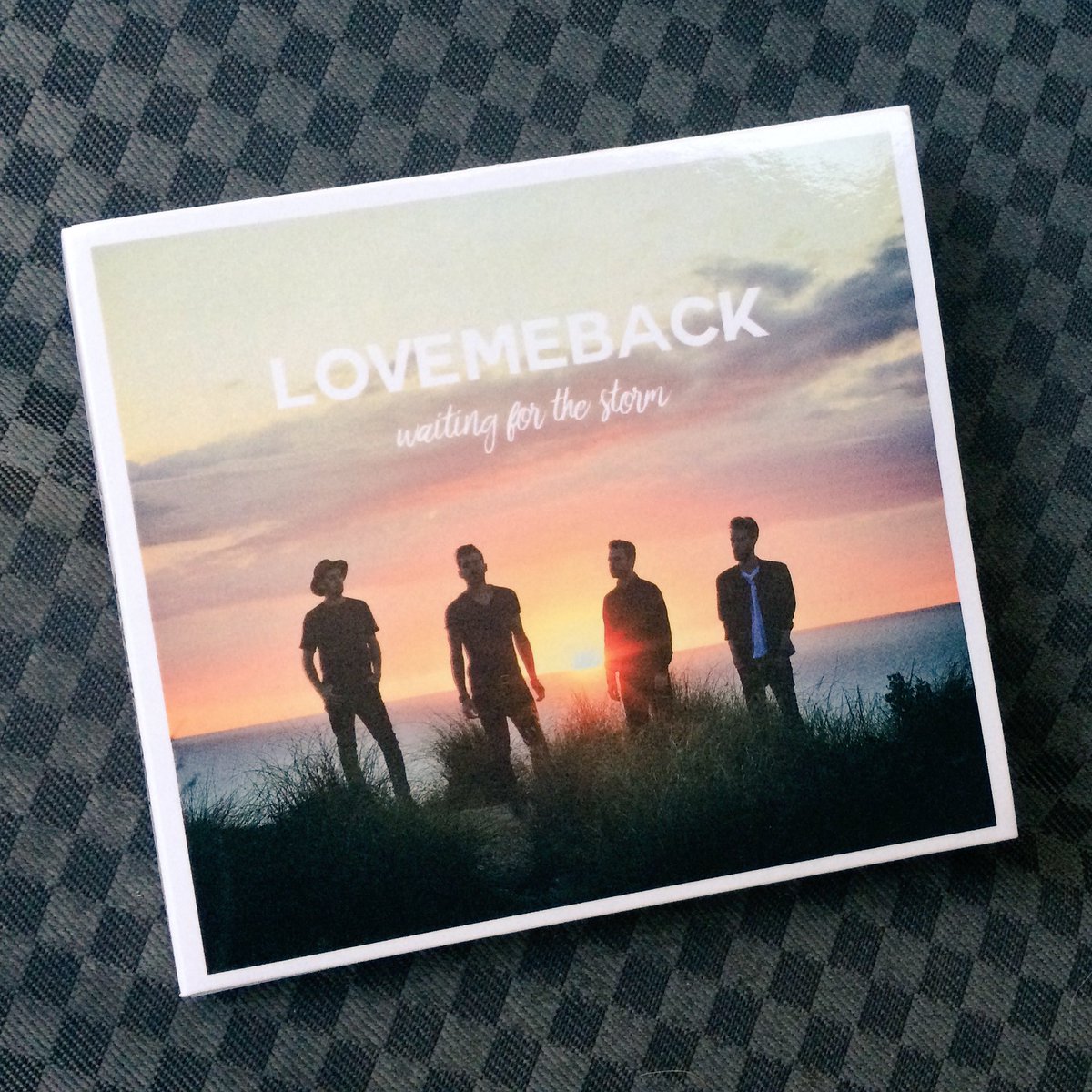 Atentos! Mañana hablaremos de “Waiting for the Storm” y de más novedades en <a href="/otrorolloradio/">Otro rollo 🎙📻</a>! Sintoniza <a href="/RADIO_UMH/">RADIO UMH</a> a partir de las 10h!