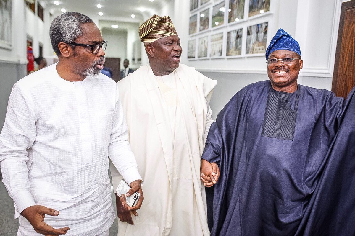 oyostategovt's tweet photo. @AAAjimobi @APCNigeria @tolanialli @BabajideFadoju @APCUKingdom @Solar_unique @kfayemi @raufaregbesola @StateofOsun @AkinwunmiAmbode as they discuss compelling issues and developments in the collective interest of the Southwest region. https://t.co/qivkxYvFhG