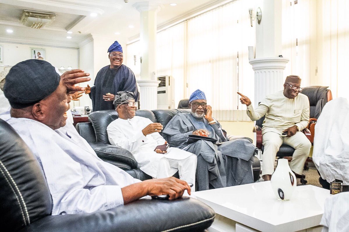 oyostategovt's tweet photo. @AAAjimobi @APCNigeria @tolanialli @BabajideFadoju @APCUKingdom @Solar_unique @kfayemi @raufaregbesola @StateofOsun @AkinwunmiAmbode as they discuss compelling issues and developments in the collective interest of the Southwest region. https://t.co/qivkxYvFhG