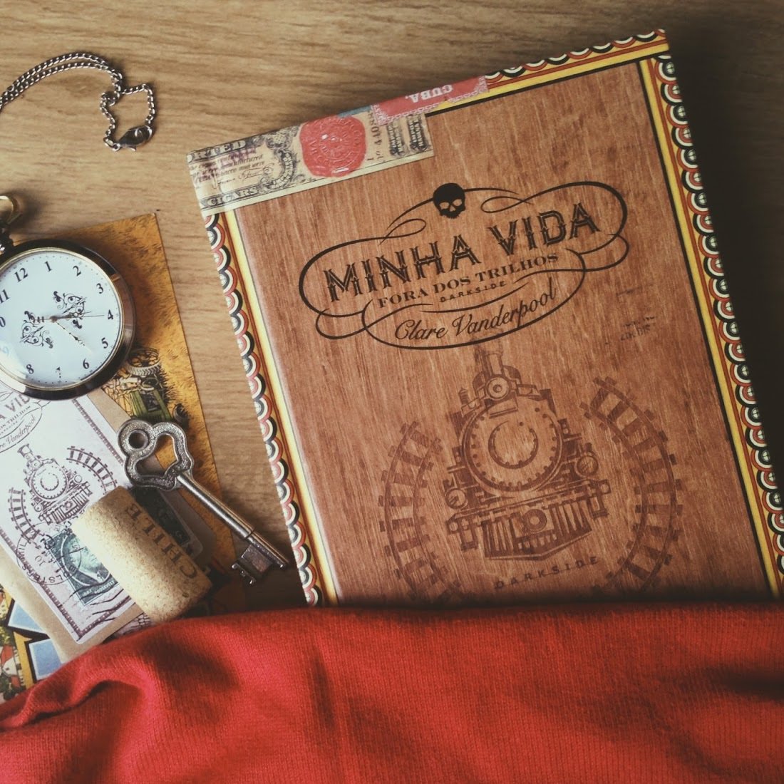 DarkSideBooks's tweet image. Seguimos fora dos trilhos olhando para as estrelas &amp;lt;3 sorteia.eu/fTb #DarkLove