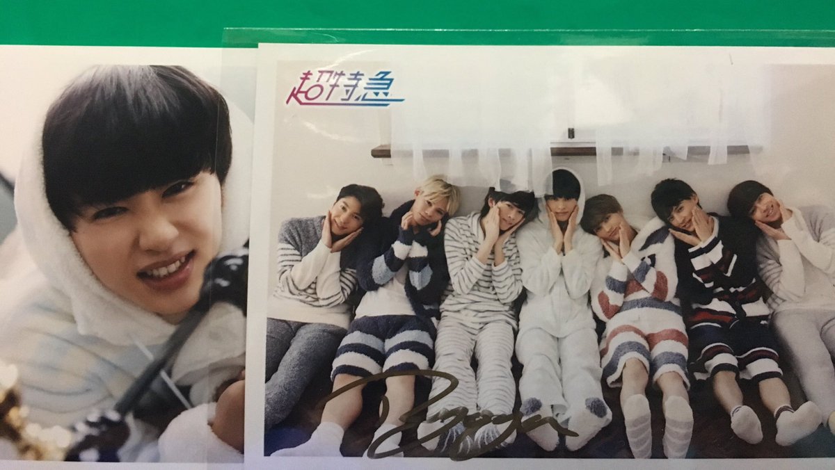 awb578's tweet image. #7RTで 自慢一つ

超特急 関連で行くと、
ネバギバの特典での写真引換にて。

まず写真にはリョウガさんの
サイン入り…
わぁ…やべ…ってなって
家帰ってよく見たら
当たりのタクちゃんがもう1枚
入っていたこと、、

私、推し運強すぎか…