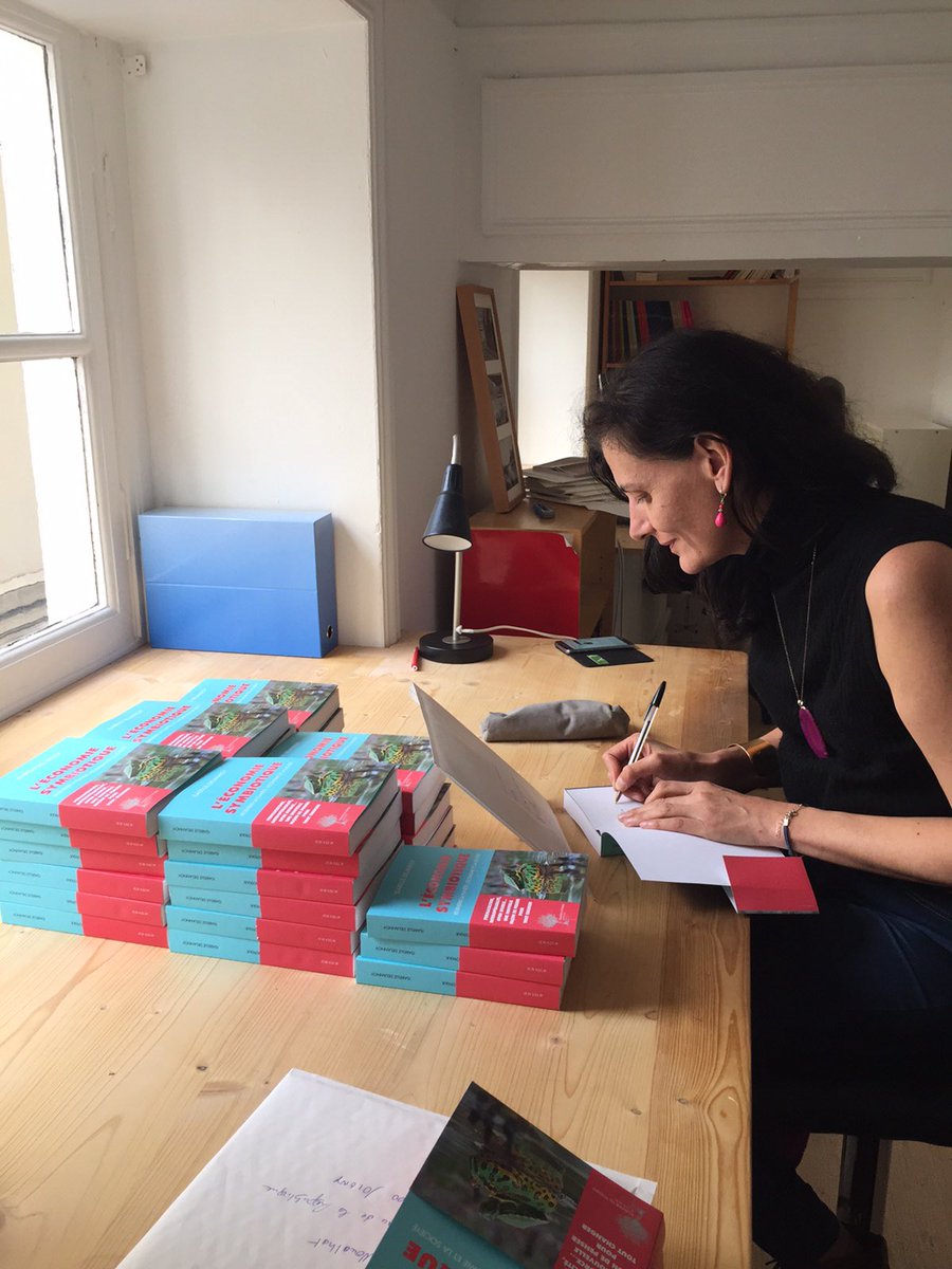 symbio_eco's tweet photo. #isabelleDelannoy en pleine séance de dédicace. Feuilleter le 📚? https://t.co/pJBCDx15j8 #economiesymbiotique https://t.co/6ySyqrXQpZ