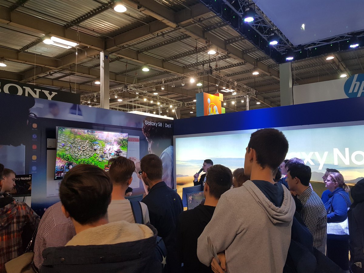 samsungukraine's tweet photo. Як змагалися за навушники Level U Pro на виставці #CEE2017 у гру Vainglory. 16 команд по 3 гравці. Вітаємо переможців👏💪 https://t.co/pEbVfCW2wY